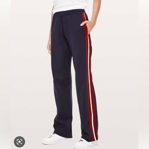 Lululemon Cover Your Tracks pants mid rise 
waist ankle zip Navy size 8
EUC